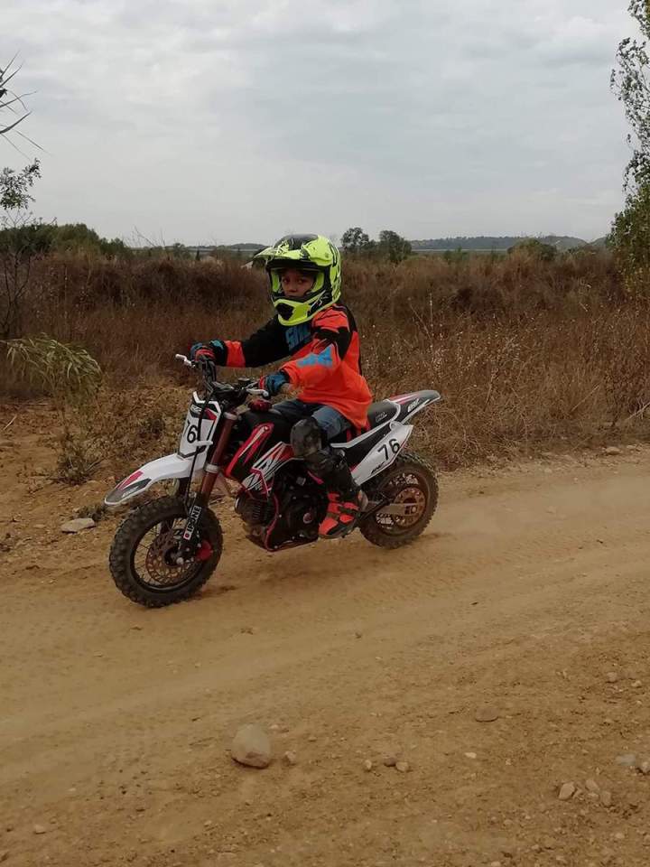 Nous enseignons la motocross aux enfants et ados passionnés.