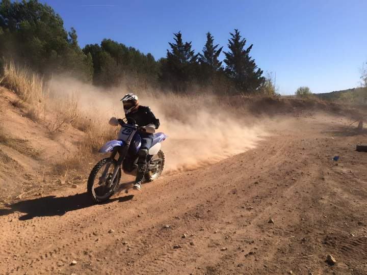 Nous organisons des cours de motocross pour adultes, avec encadrement personnalisé.