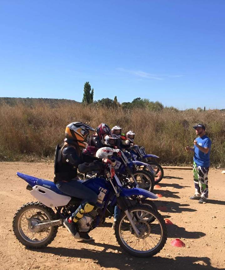 Nous vous aidons à perfectionner votre technique en motocross et enduro.