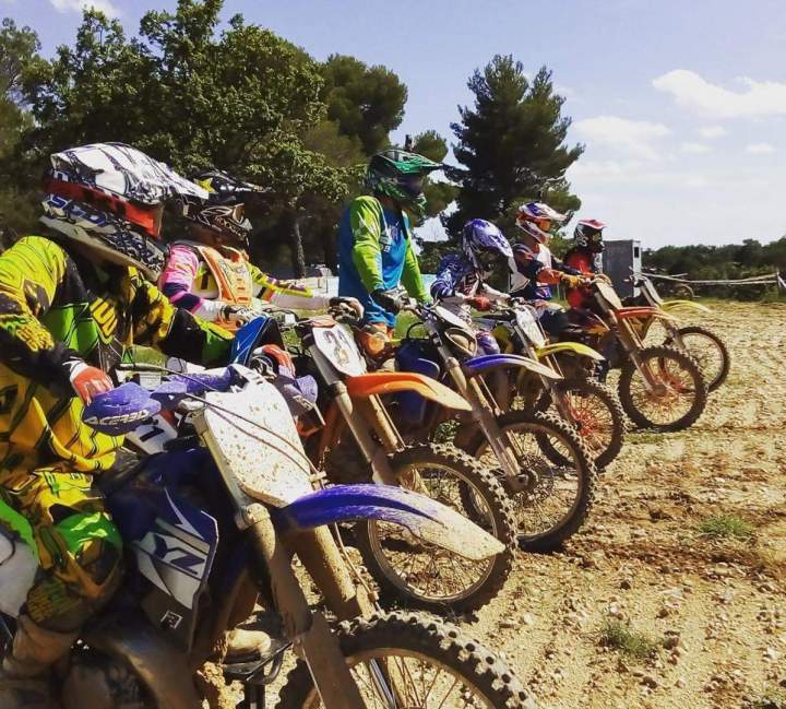 Nous organisons des stages de motocross pendant les vacances scolaires.